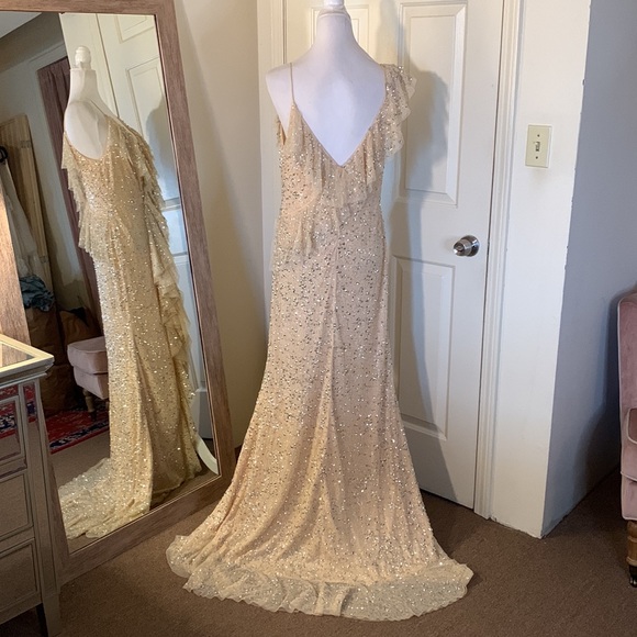 MAC DUGGAL
Embellished Ruffled Faux Wrap Sleeveless Gown - Picture 12 of 16